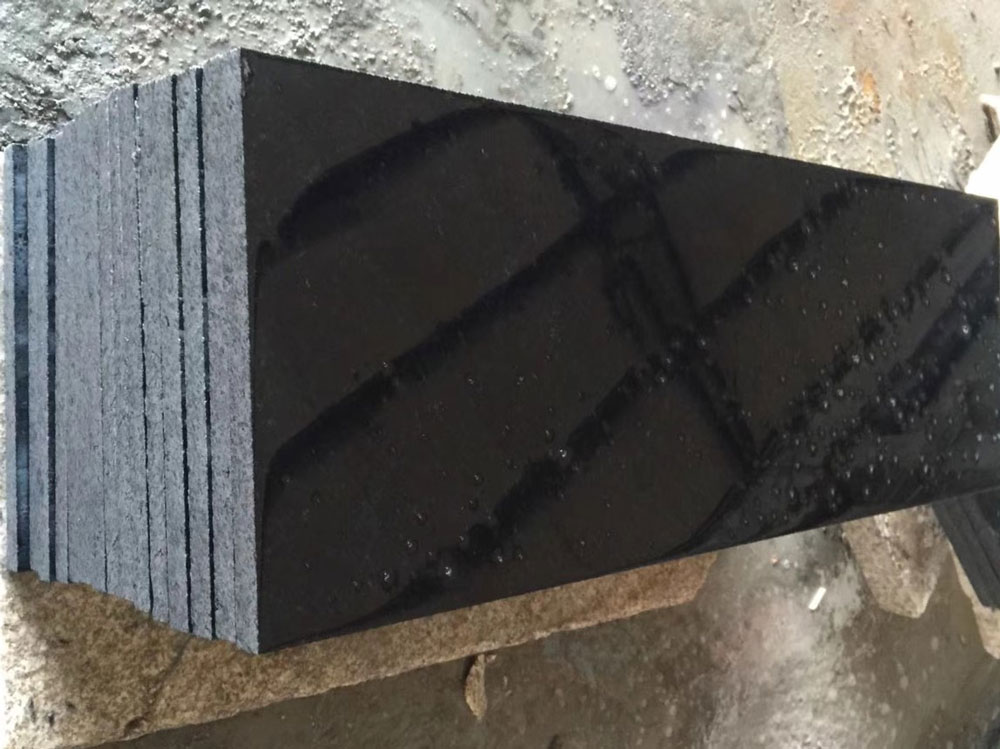 芝麻黑石材表面黑色是怎么形成的